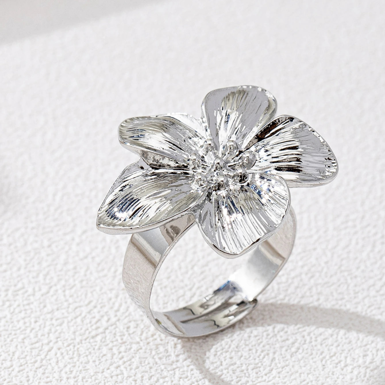 A Women's Ring, Flower Metal Opening, Adjustable Size Ring, Suitable for Daily Wear and Vacation